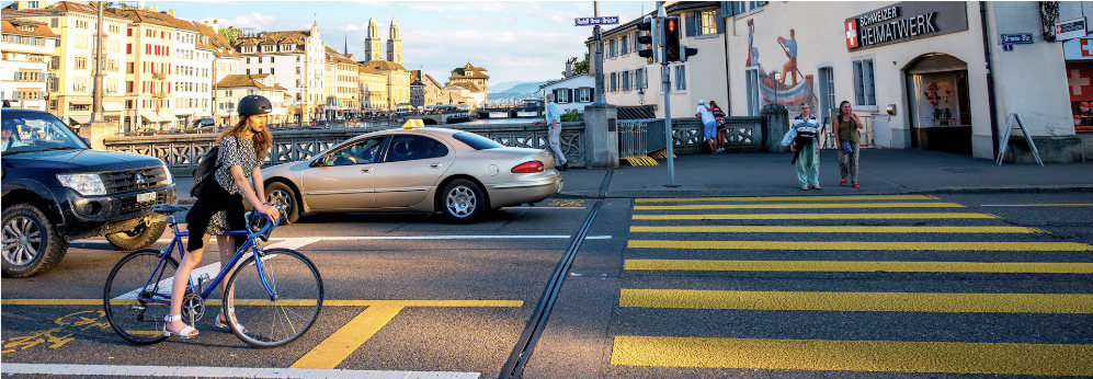 Fahrradfahrer auf sicherer Straße in der Schweiz